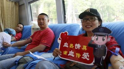 市泳协举行无偿献血活动