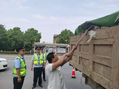 交通执法“不打烊” 防撒治污“不停步”