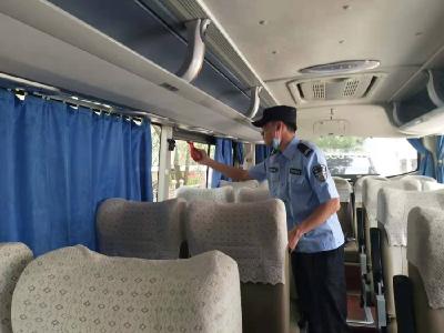 竹根滩派出所：“体检”校车 护航高考