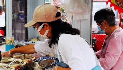 新华全媒＋｜这碗街边凉皮，藏着你我不知道的酸和甜…… 