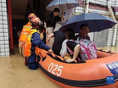 新华全媒+丨南方强降雨致超警洪水 多地提升应急响应 