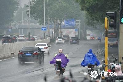 黄淮江淮等地“雨哗哗” 南北方多地高温在线