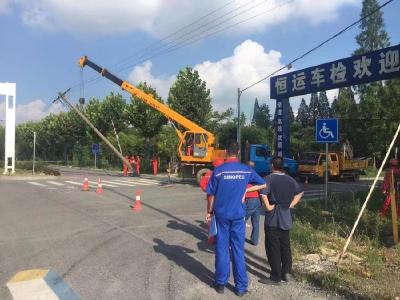 周矶街道：电线杆倾斜隐患大 及时处理保安全