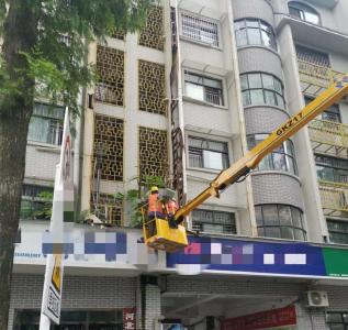 构树扎根居民楼 市城发置业集团及时清除隐患