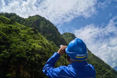 跟着电力检修巡线工巡检无人区——大凉山深处保供电见闻 