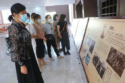 杨市街道组织参观“家和万事兴”主题展