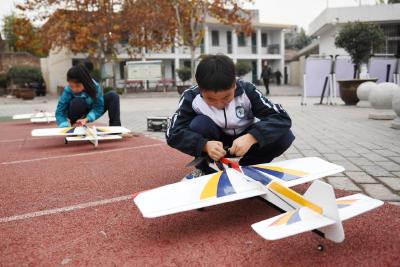 追光丨这所小学在防空洞里培养出全国航模冠军 