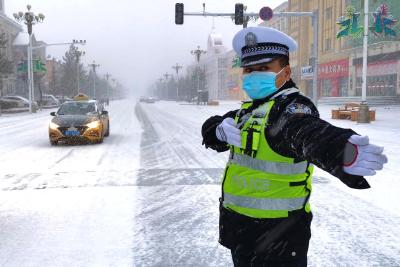 降雪已达到暴雪量级 中国“北极”漠河战风斗雪保民生