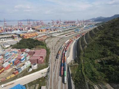 宁波舟山港打通新能源汽车整车出口新通道 实现海铁联运无缝对接