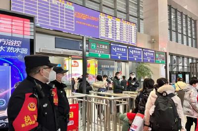 潜江车站派出所护航春运返程“平安路”