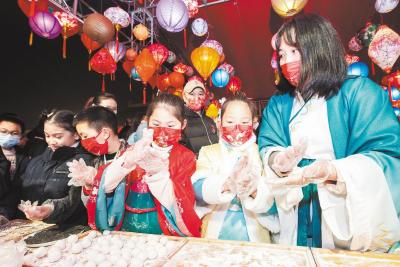 省内千余项活动欢庆节日：火树银花团圆夜 钟鸣楚天元宵节