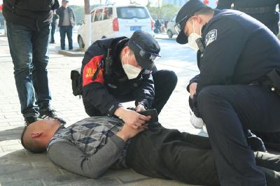 旅客突发疾病晕倒 潜江铁警及时救助