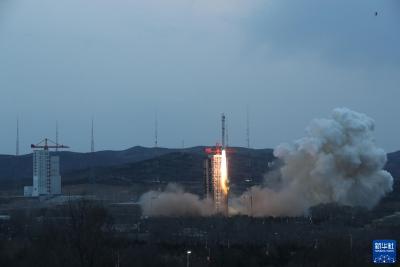 长二丁“一箭四星”发射成功 在轨组成国际首个车轮式卫星编队