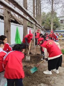 江汉油田教育集团联合向中社区开展义务植树活动