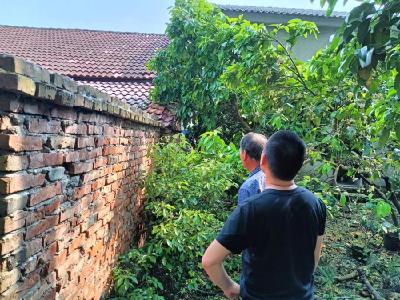 运粮湖管理区南湖办事处化解一起邻里纠纷