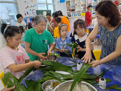 泰丰街道小南门社区举办趣味亲子包粽子比赛