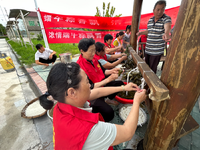 高场街道开展端午节包粽子送温暖活动