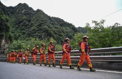 搜救一刻不停 西安长安区山洪泥石流救援现场直击