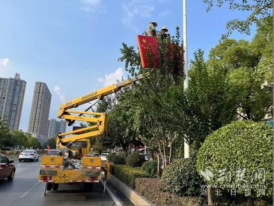 国庆氛围渐浓 800余盏国旗灯牌扮靓城区