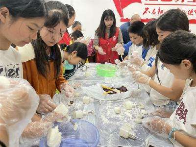 童心巧手做月饼 共迎浓情中秋节