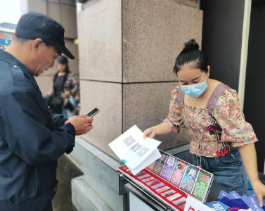 泽口街道巧借放学契机开展禁毒反诈宣传活动