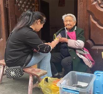 重阳慰问送温情 浓浓关怀暖人心