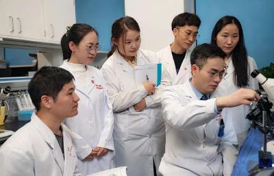 一滴药打开一扇门 他们为先天聋儿打开有声世界