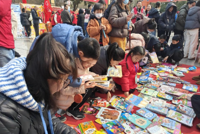 江汉油田实验小学开展爱心义卖志愿服务活动