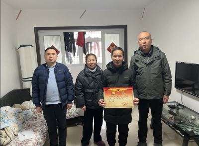 王场镇为立功军人家庭送喜报