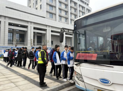 “定制公交”便捷学生出行