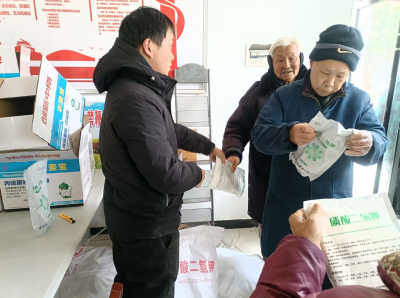 园林街道：农药发放惠民心 守护百姓“粮袋子”
