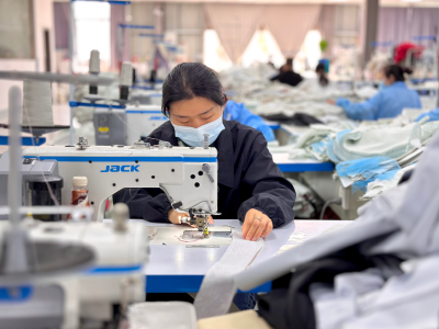 户外消费市场火热 服装企业产销两旺