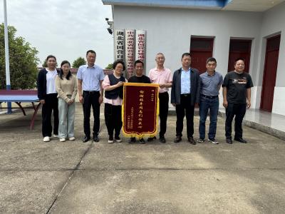 为民办实事获赠锦旗