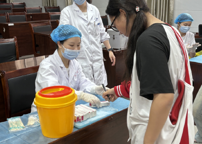 市疾控中心为女学生免费接种宫颈癌疫苗