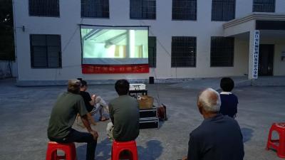 后湖管理区“送电影下乡”情暖民心