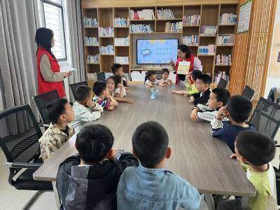 王场镇社工站带幼儿园孩子开启阅读启蒙