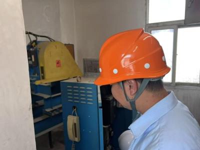 湖北特检院潜江分院：假期坚守护航群众乘梯安全