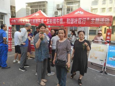 中国联通潜江分公司走进社区送祝福