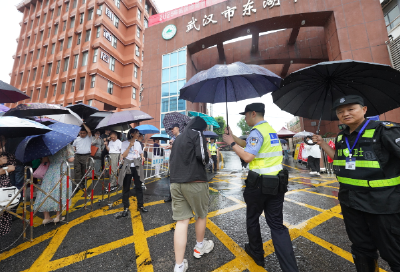 中考首场遇暴雨，武汉9.85万考生无一误考 