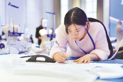 100多家企业年产量超500万件  “潜江裁缝”抢滩全球高端户外服市场