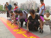 小手拉大手 共建卫生城