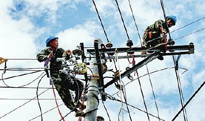 湖北神农架：农网改造升级进林区 电亮深山致富路