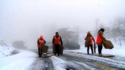 神农架公路积雪 铲雪车紧急出动