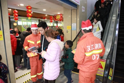 神农架消防官兵化身“圣诞老人”宣传消防知识