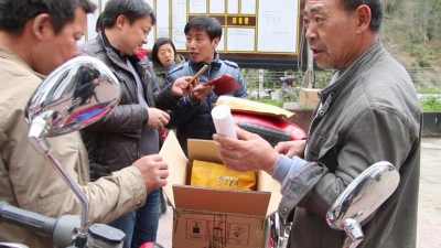 上海爱心人为木鱼40户贫困户捐赠的4余万元生活物资