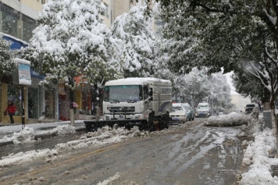 神农架降暴雪 多部门联动保畅通