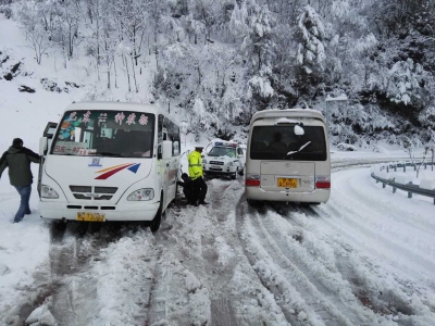 神农架公安民警顶风雪保平安