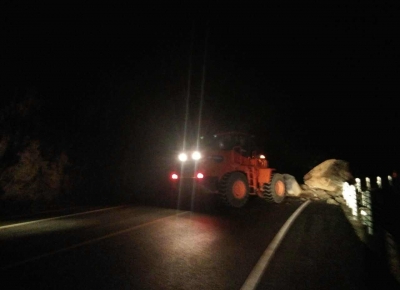 公路管理局连夜抢通水毁公路