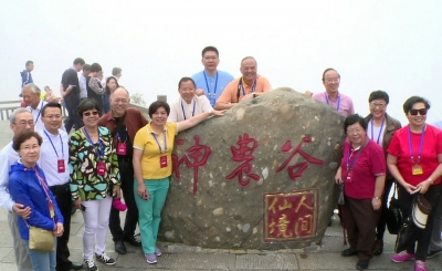 香港特别行政区全国人大代表视察神农架