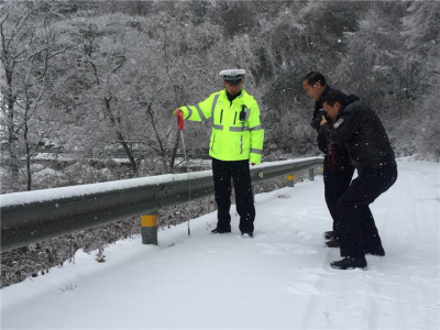 2018年首场大雪来袭 神农架公安机关积极应对保道路交通安全